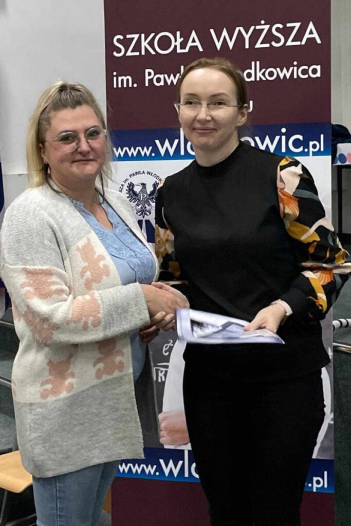 Prowadząca wykład na tle roll-upa SWPW