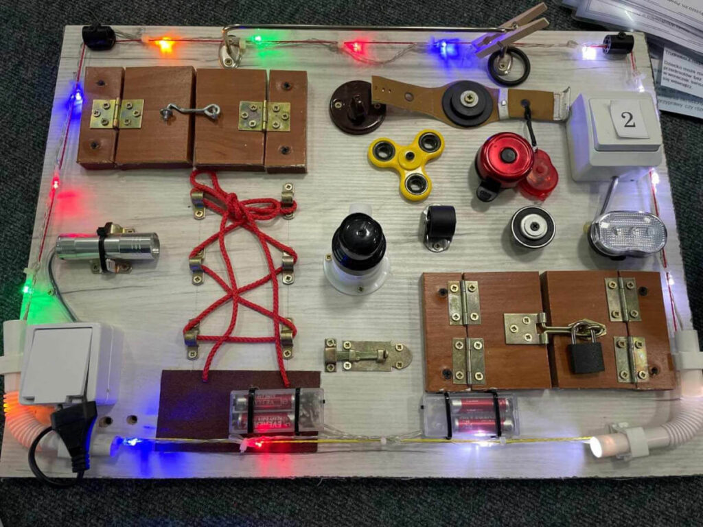 Przykład własnoręcznie wykonanej zabawki sensorycznej