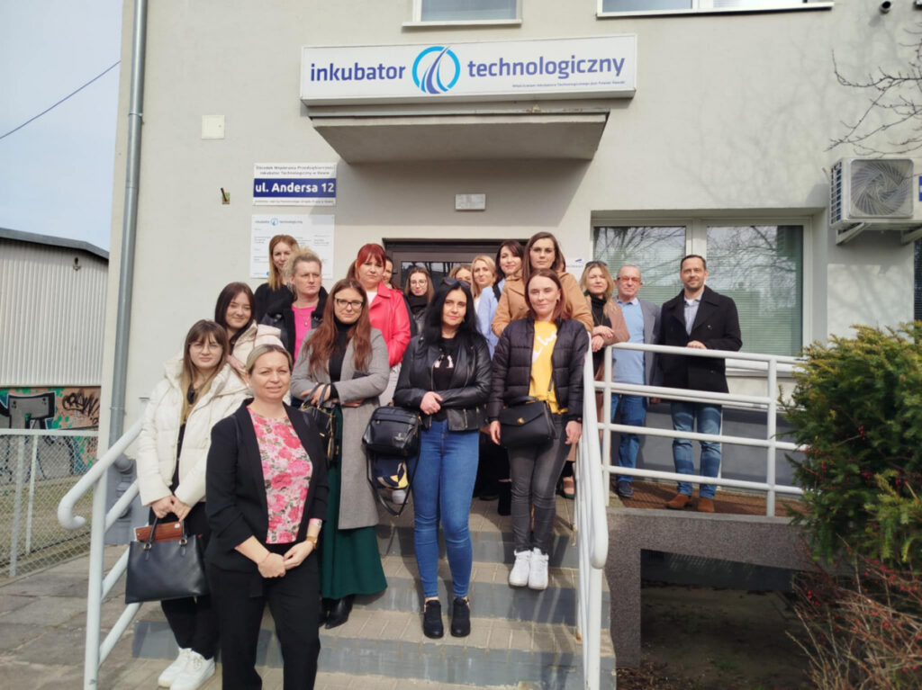 Studenci przed wejściem do siedziby inkubatora technologicznego w Iławie