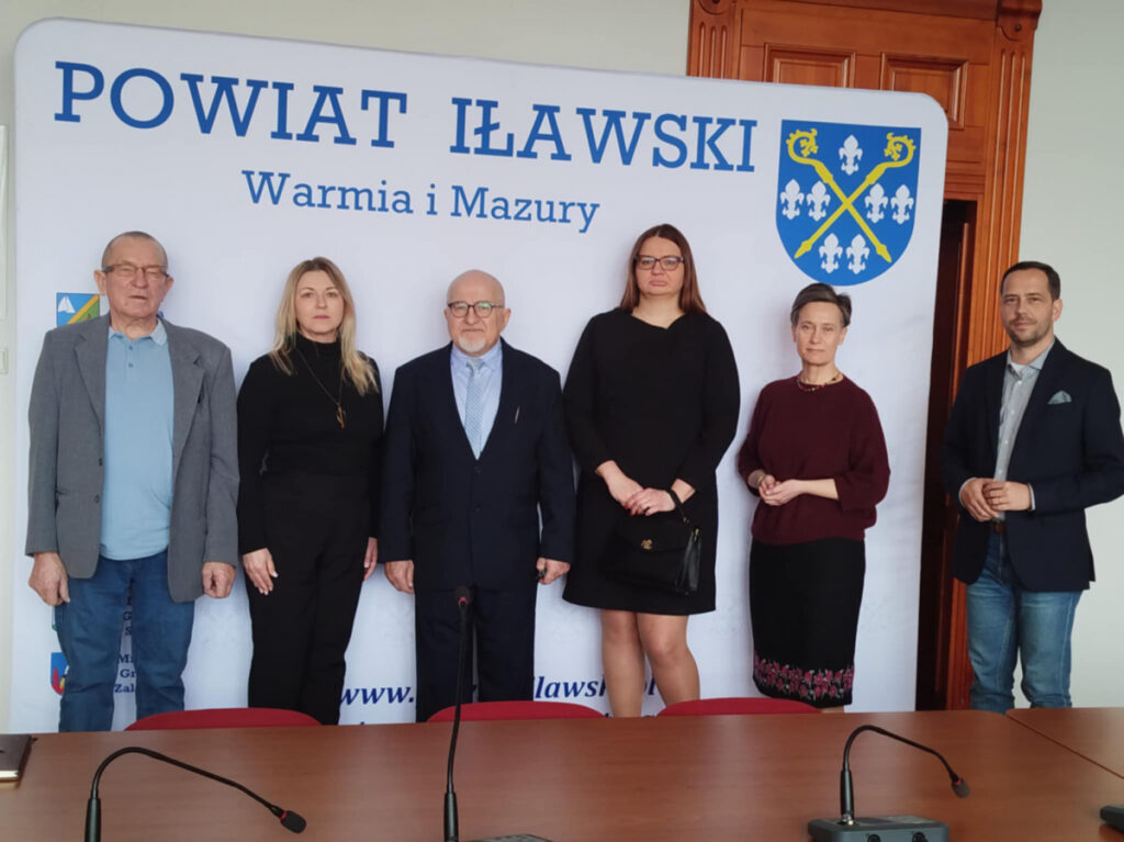 Zdjęcie władz na tle baneru