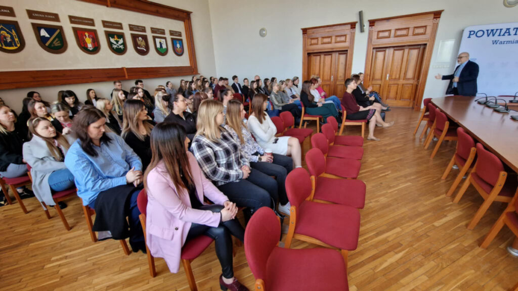 Studenci słuchający wystąpienia