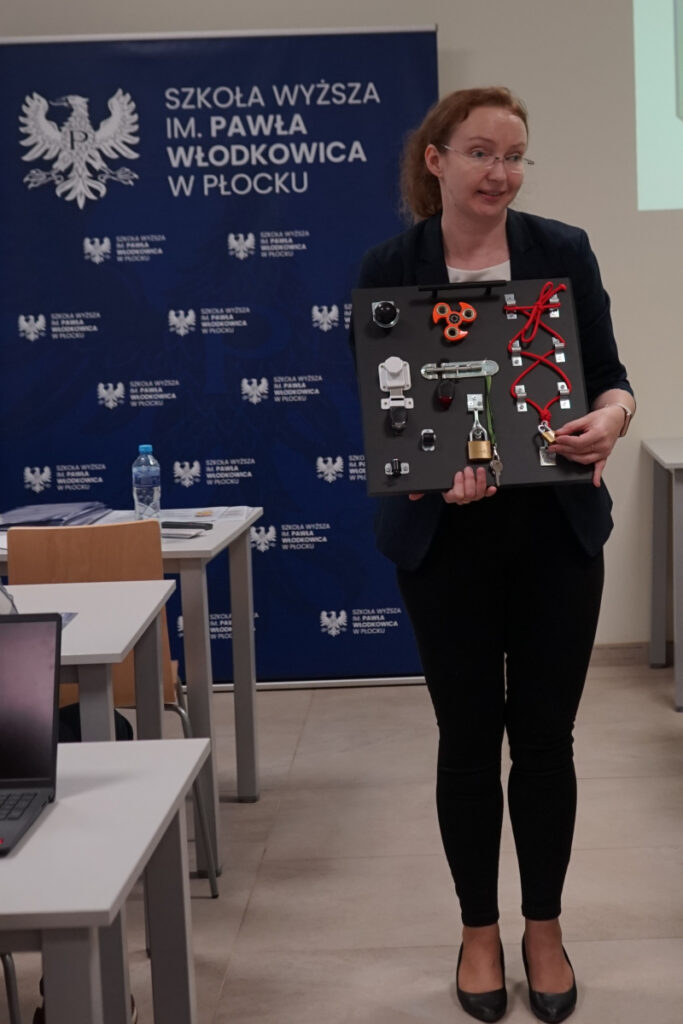 Prowadząca prezentuje tablicę sensoryczną