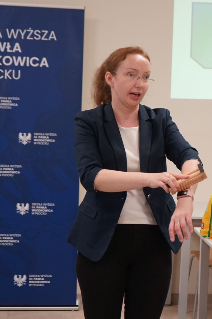 Prowadząca pokazuje jak przeprowadzać w prosty sposób integrację sensoryczną