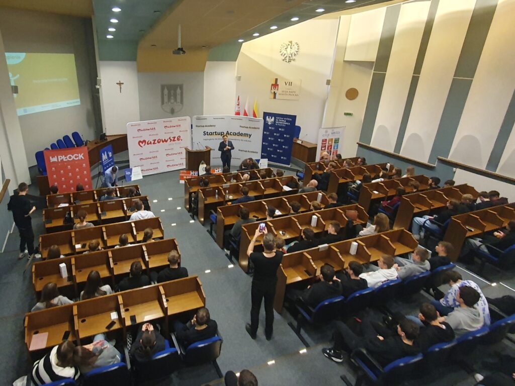 Uczestnicy projektu Płocka Akademia Przedsiębiorczości i Innowacyjności 