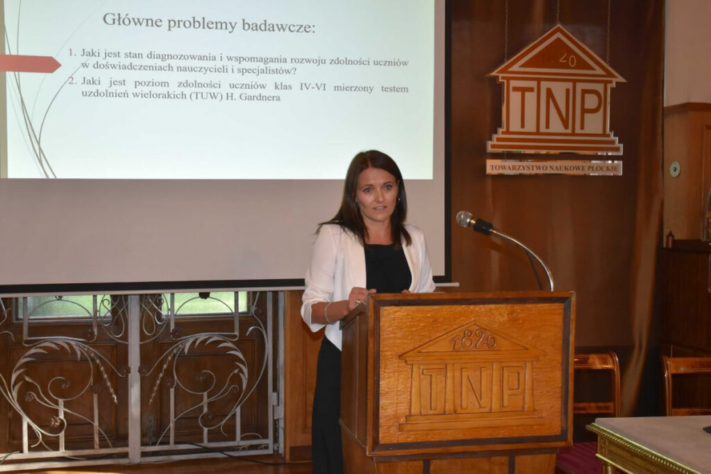 Kobieta wygłasza swój referat