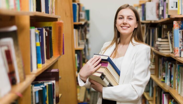 Dziewczyna w bibliotece