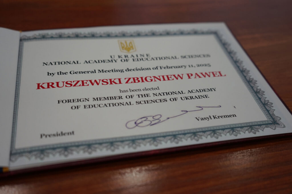 Dokument potwierdzający wybór prof. Zbigniewa Kruszewskiego na zagranicznego członka Ukraińskiej Akademii Nauk Pedagogicznych