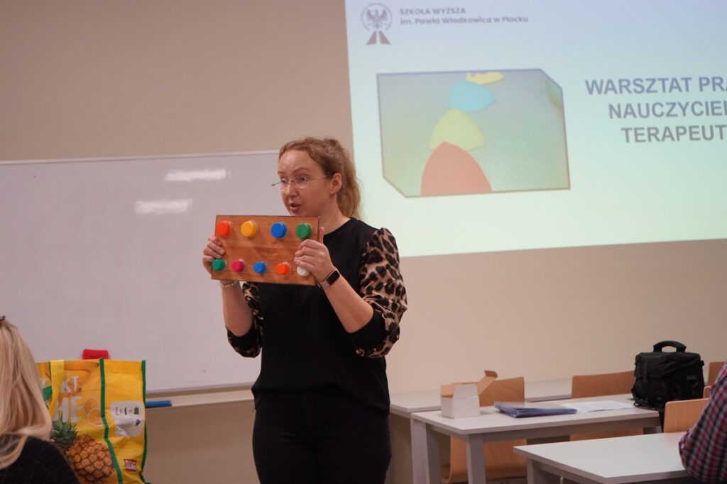 Prowadząca szkolenia prezentuje zabawy sensoryczne
