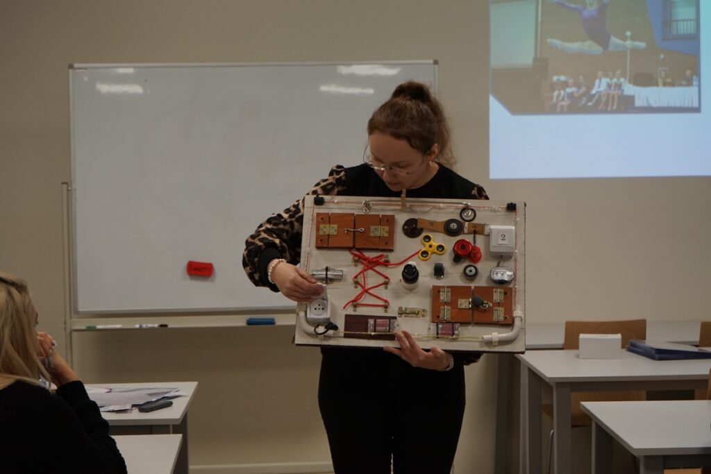 Prowadząca prezentuje tablicę sensoryczną