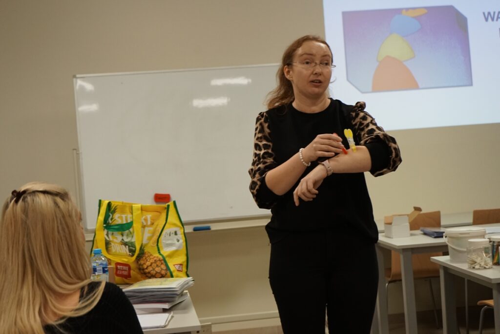 Prowadząca prezentuje spinacze jako element sensoryczny