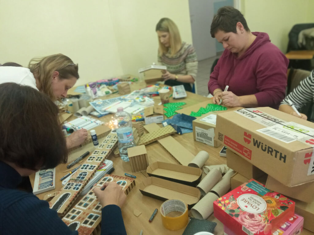 Studentki w trakcie realizacji pracy