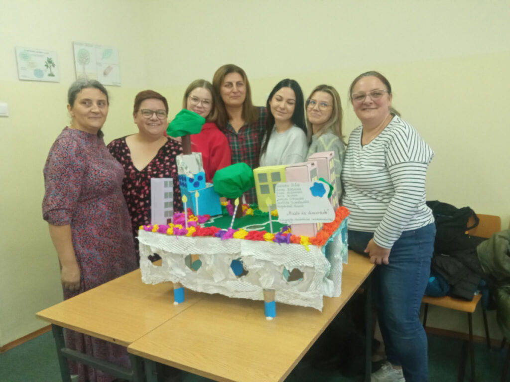 Studentki z wykonaną pracą