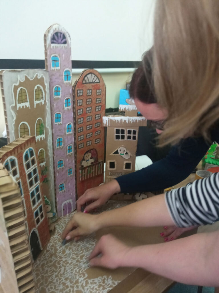 Studentki tworzą prace z materiałów wtórnych