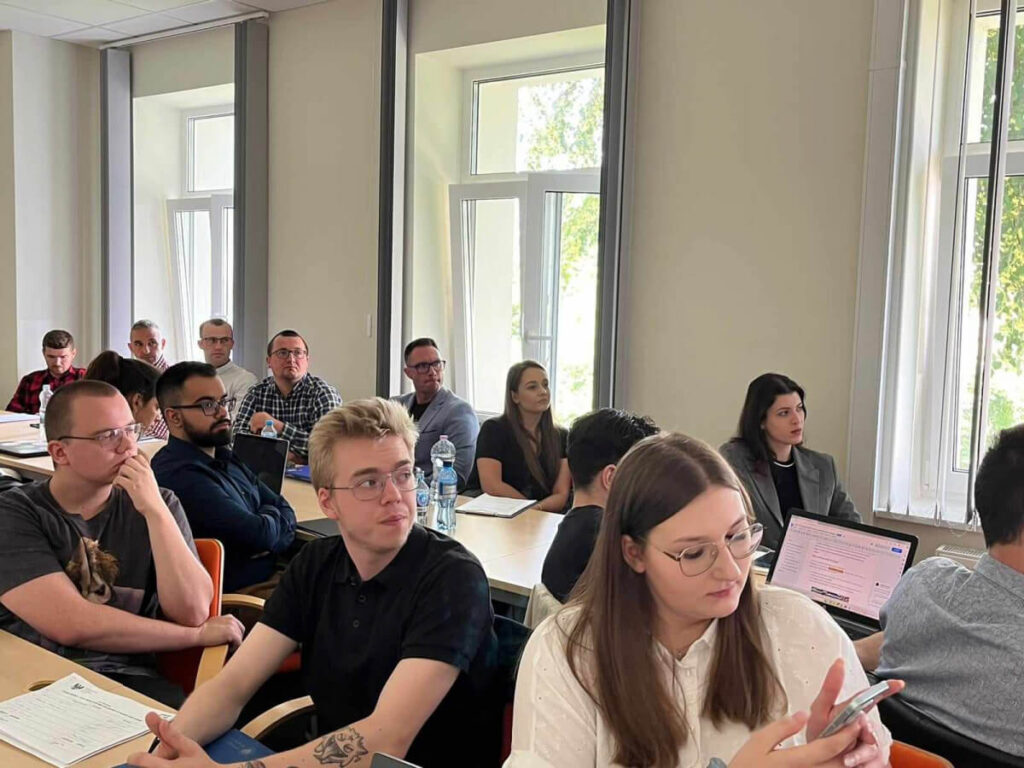 Studenci słuchają wystąpienia prowadzących