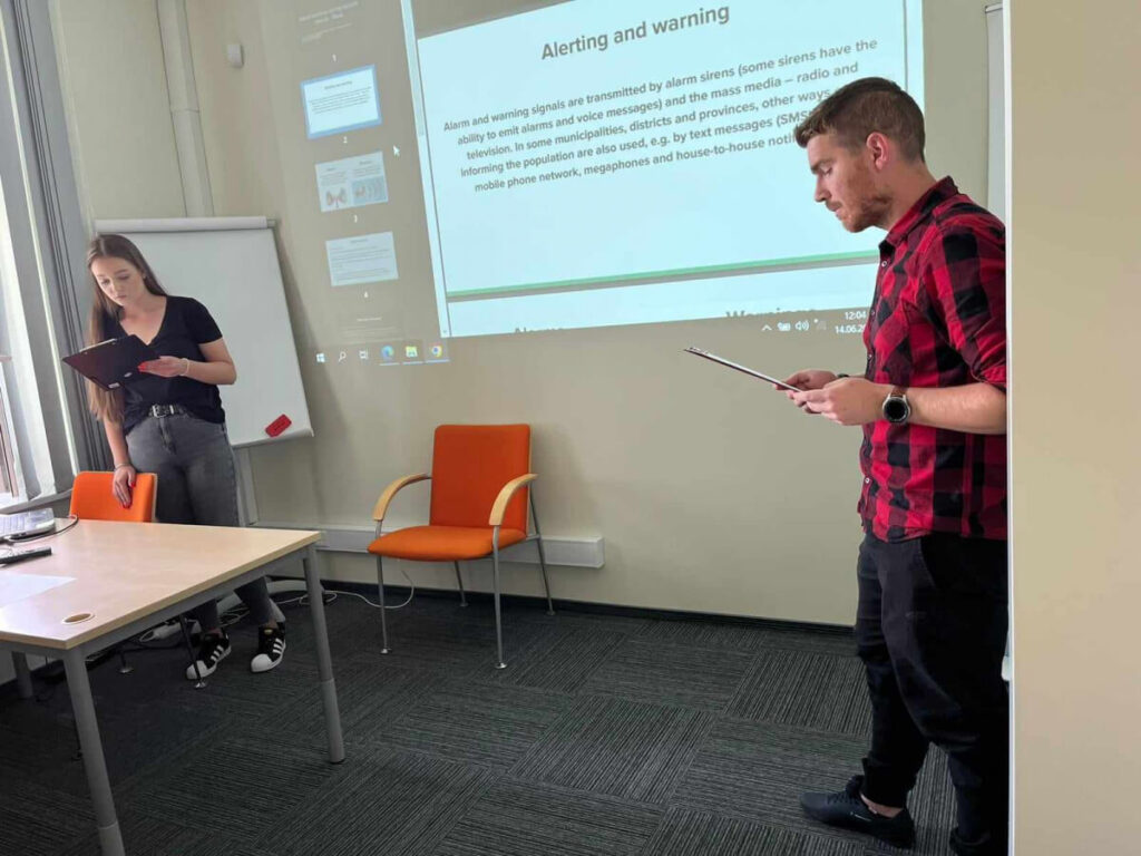 Studenci wygłaszają prezentację