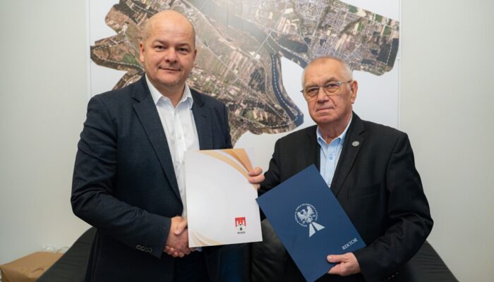 prof. Zbigniew Kruszewski i Andrzej Nowakowski prezentują podpisany dokument