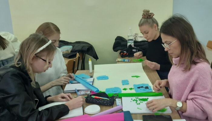 Studentki wykonują grę planszową