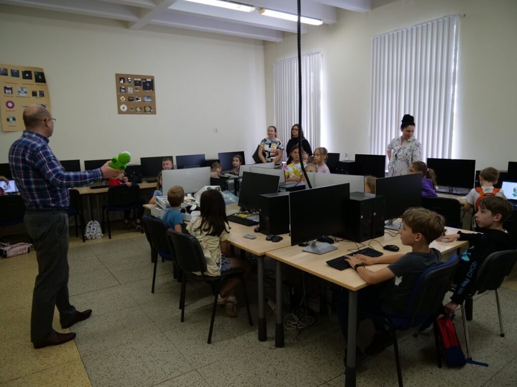 Uczniowie w sali komputerowej