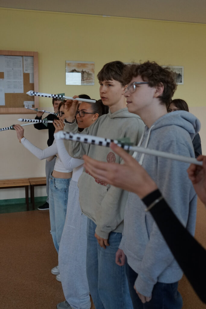 Uczniowie prezentują swoje rakiety