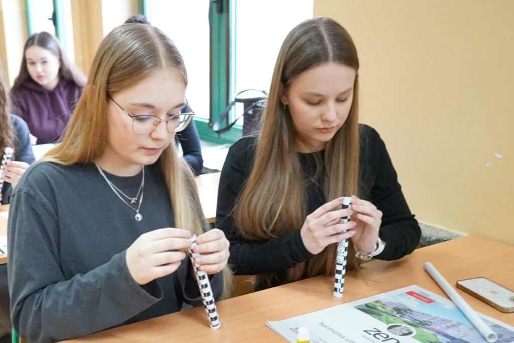 Uczennice tworzą rakiety